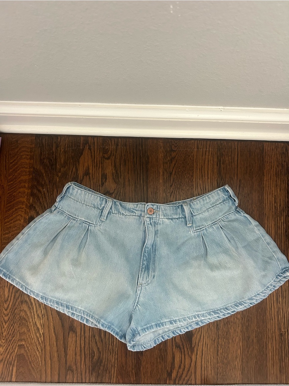 Free People Light Wash Pleated Low-Rise Denim Shorts
